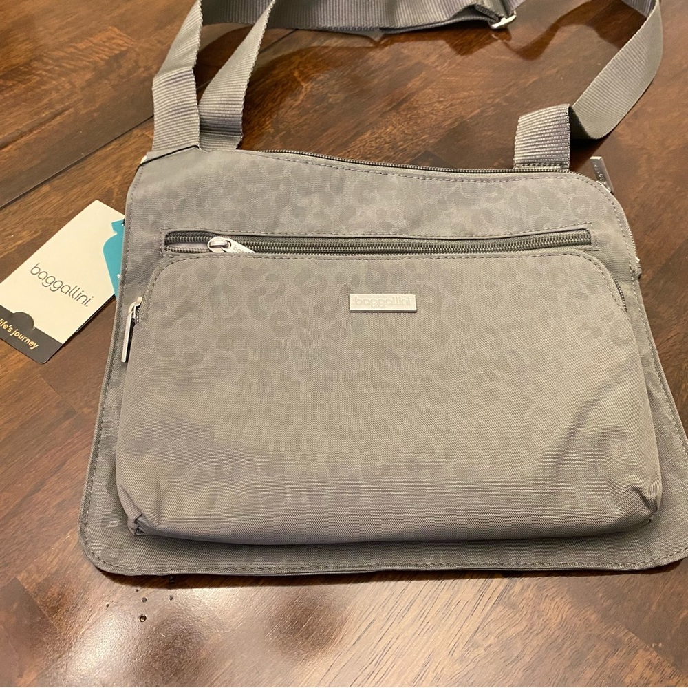 NWT Baggallini HP Bagg in Grey Leopard Print
